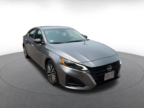 Used 2025 Nissan Altima 2.5 SV FWD image 3