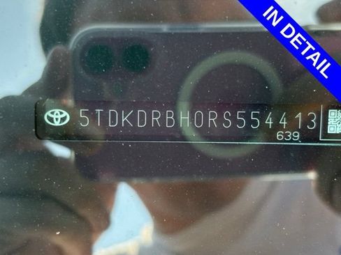 Used 2024 Toyota Highlander XLE AWD/4WD image 45