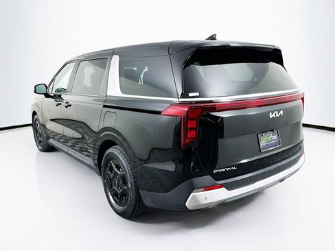 Used 2025 Kia Carnival FWD image 5