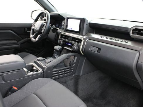 Used 2025 Toyota Tacoma SR5 AWD/4WD image 23