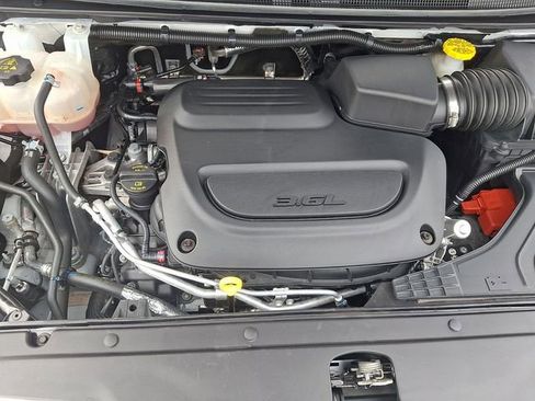 Used 2025 Chrysler Pacifica Limited image 28