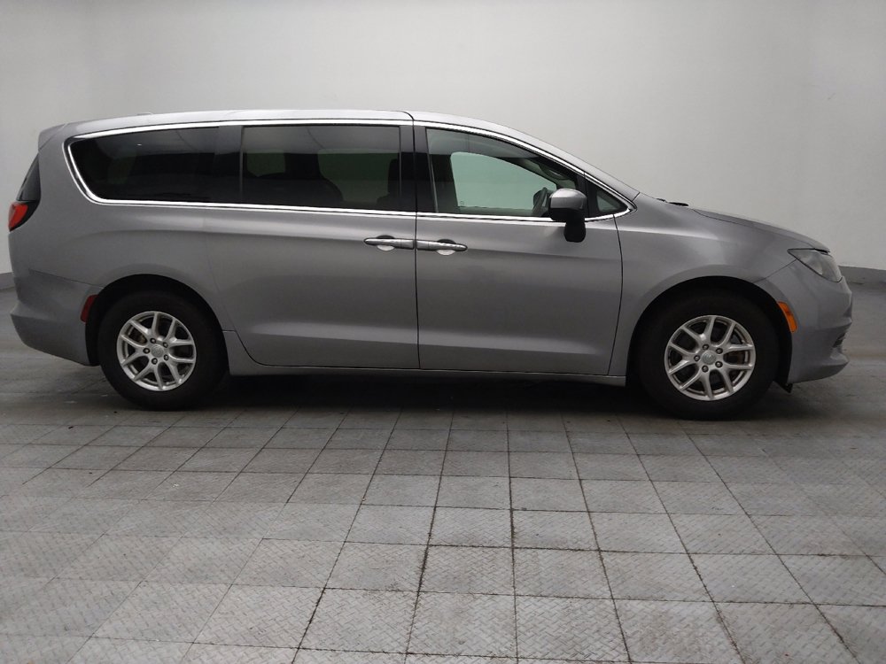 Used 2020 Chrysler Voyager LX FWD image 11