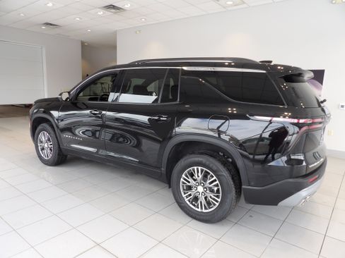 Used 2024 Chevrolet Traverse LT w/ Enhanced Driving Package image 6