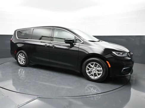 New 2026 Chrysler Pacifica Select FWD image 1