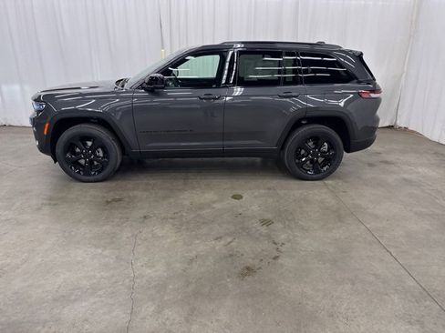 Used 2025 Jeep Grand Cherokee Altitude image 30