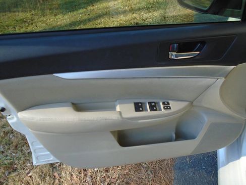 Used 2013 Subaru Legacy 2.5i Premium w/ All-Weather Pkg + Moonroof image 17