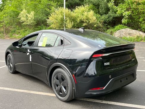 New 2026 Toyota Prius Plug-In Hybrid FWD image 3
