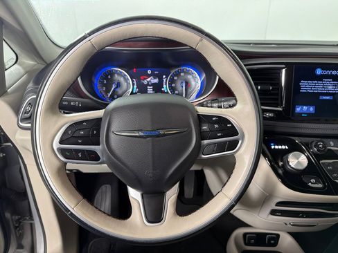 Used 2017 Chrysler Pacifica Limited FWD image 16