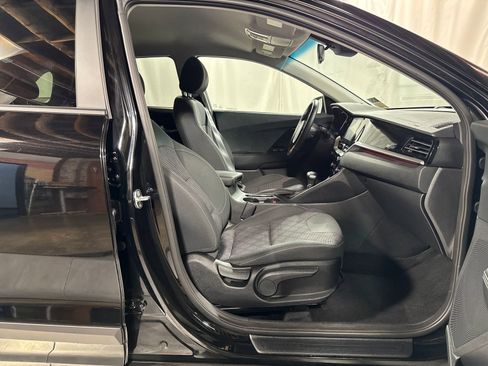 Certified 2022 Kia Niro LXS w/ Digital Cluster Package FWD image 15