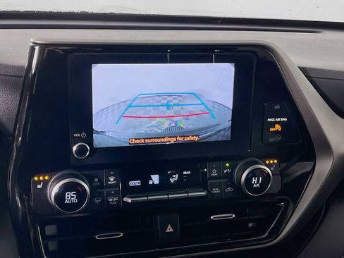 Used 2023 Toyota Highlander XLE image 13