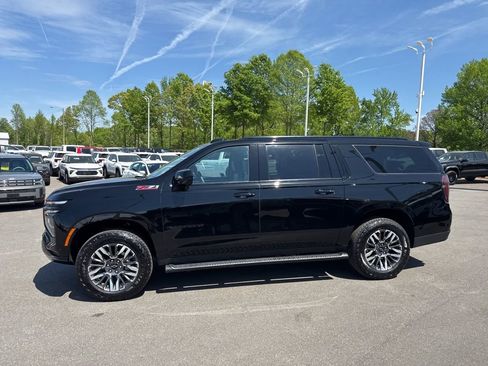 Used 2025 Chevrolet Suburban Z71 AWD/4WD image 2