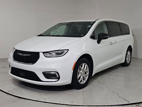 Used 2024 Chrysler Pacifica Touring-L image 1