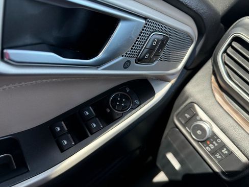 Used 2020 Ford Explorer Limited image 32