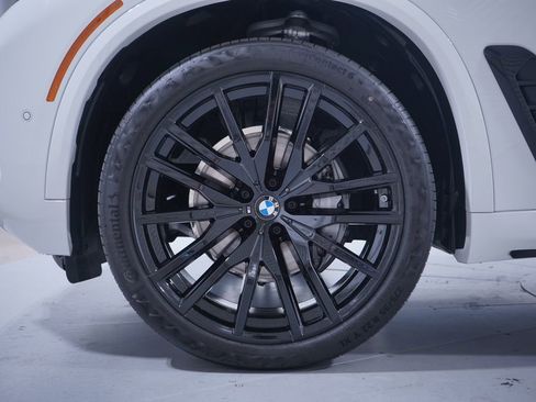Used 2026 BMW X5 xDrive40i w/ M Sport Package AWD/4WD image 2