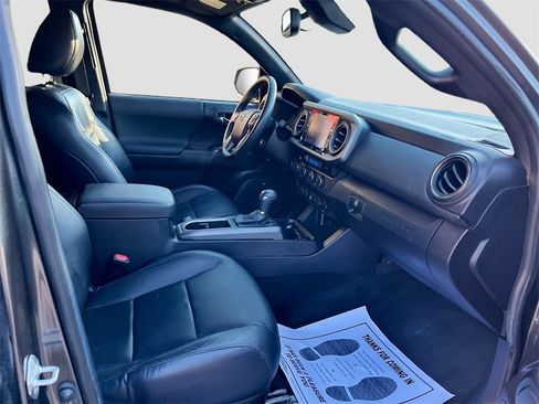 Used 2022 Toyota Tacoma TRD Off-Road image 28