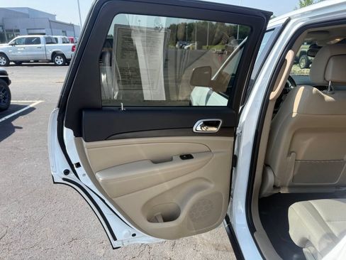 Used 2022 Jeep Grand Cherokee Laredo E AWD/4WD image 32
