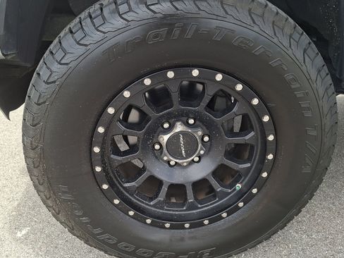 Used 2016 Toyota Tacoma SR5 w/ SR5 Appearance Package (SN) image 24