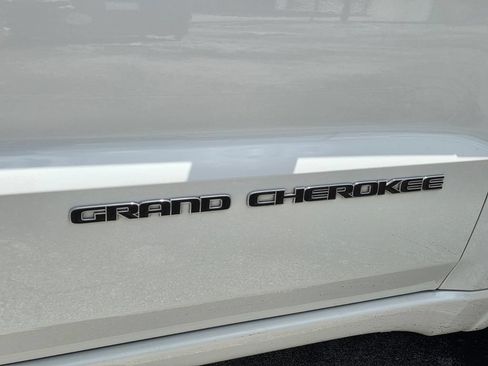 Used 2021 Jeep Grand Cherokee Overland RWD image 11