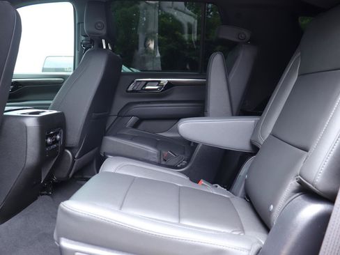 Used 2025 Chevrolet Tahoe Z71 w/ Comfort Package AWD/4WD image 12