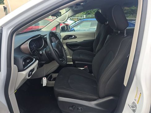 Used 2022 Chrysler Voyager LX FWD image 3