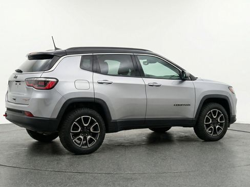 Used 2025 Jeep Compass Trailhawk w/ Trailer Tow Group AWD/4WD image 9