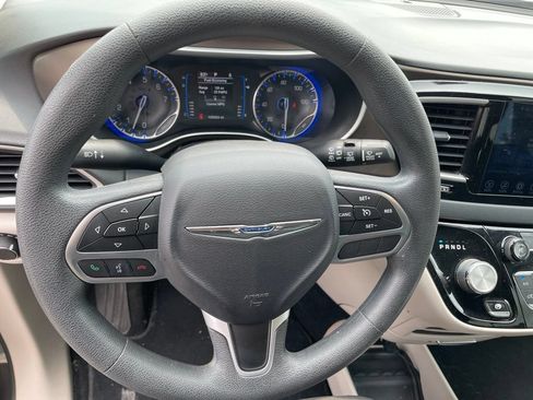 Used 2017 Chrysler Pacifica Touring w/ Tire & Wheel Group FWD image 7