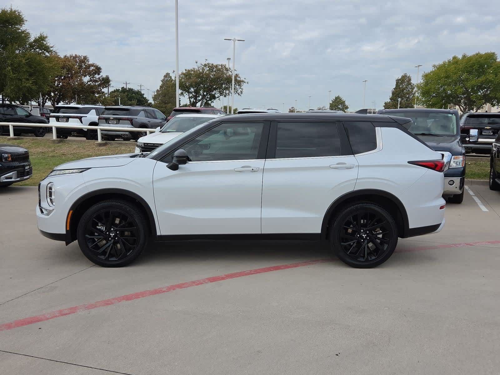 Used 2022 Mitsubishi Outlander SE FWD image 3