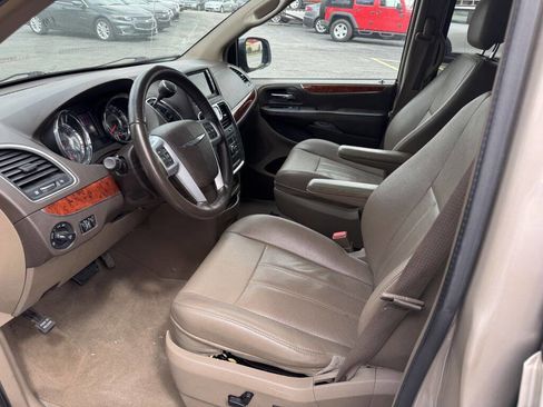 Used 2014 Chrysler Town & Country Touring-L FWD image 12