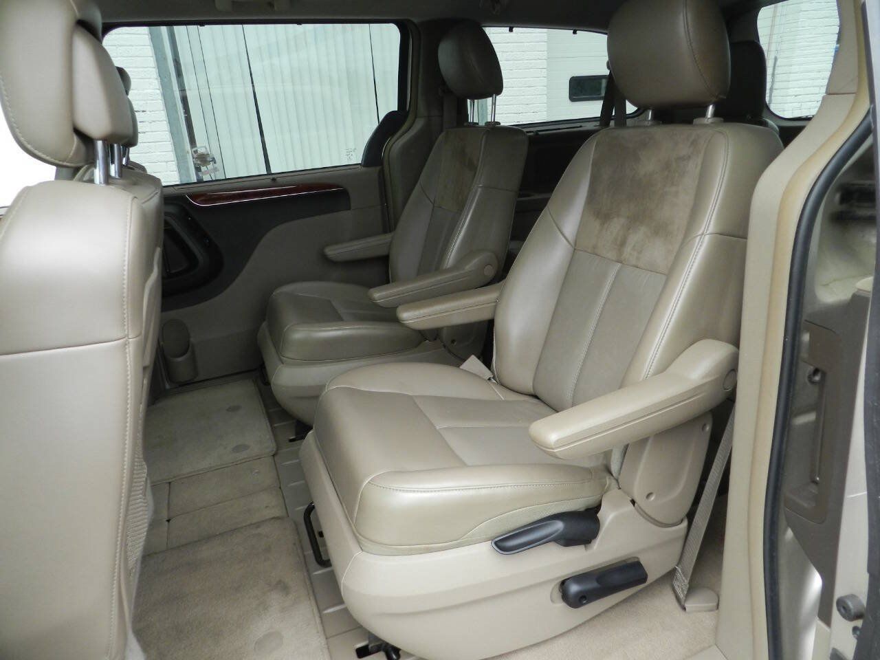 Used 2014 Chrysler Town & Country Limited w/ Luxury Group FWD image 10