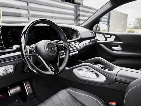 Used 2026 Mercedes-Benz Maybach GLS 600 4MATIC image 2