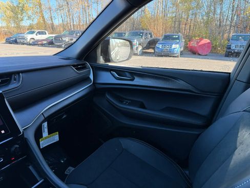 New 2025 Jeep Grand Cherokee Altitude image 19