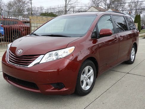 Used 2015 Toyota Sienna LE image 4