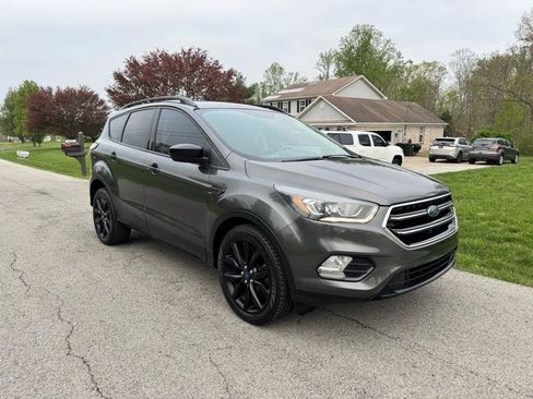Used 2017 Ford Escape SE w/ SE Sport Appearance Package image 3