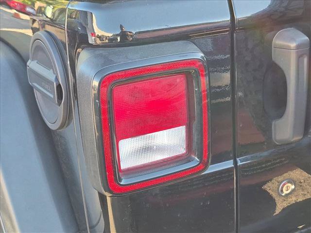 Used 2018 Jeep Wrangler Unlimited Rubicon w/ Cold Weather Group AWD/4WD image 15