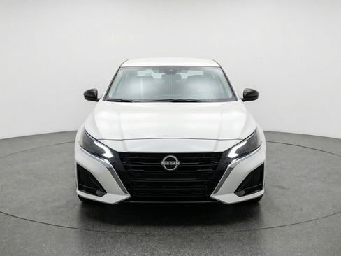 Used 2025 Nissan Altima 2.5 SV FWD image 2