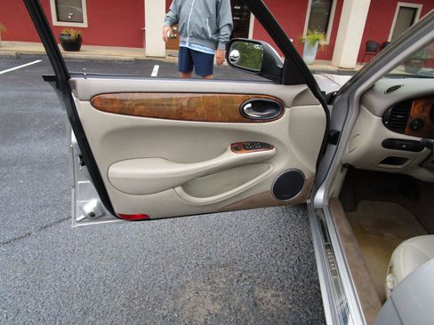 Used 2001 Jaguar XJ8 image 14