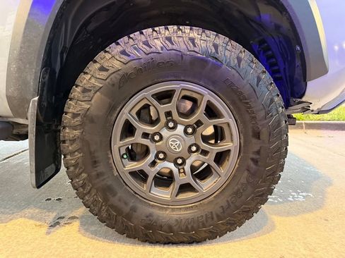 Used 2018 Toyota Tacoma TRD Off-Road AWD/4WD image 32