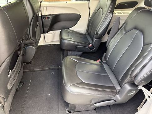 Used 2023 Chrysler Pacifica Touring-L FWD image 20