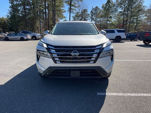 Used 2024 Nissan Rogue SV image 3