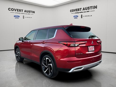 Used 2024 Mitsubishi Outlander SE image 3