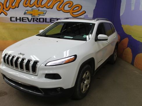 Used 2017 Jeep Cherokee Limited w/ Luxury Group AWD/4WD image 4