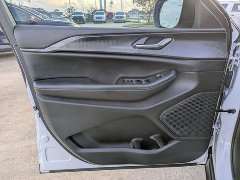 Used 2025 Jeep Grand Cherokee L Laredo image 14