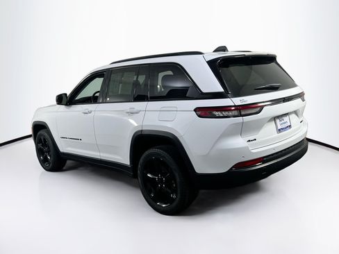 Used 2023 Jeep Grand Cherokee Limited w/ Black Appearance Package AWD/4WD image 7
