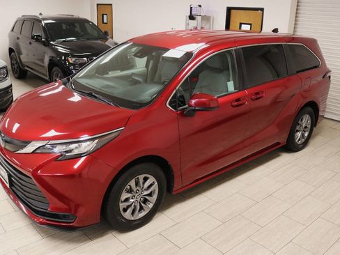 Used 2022 Toyota Sienna LE FWD image 96