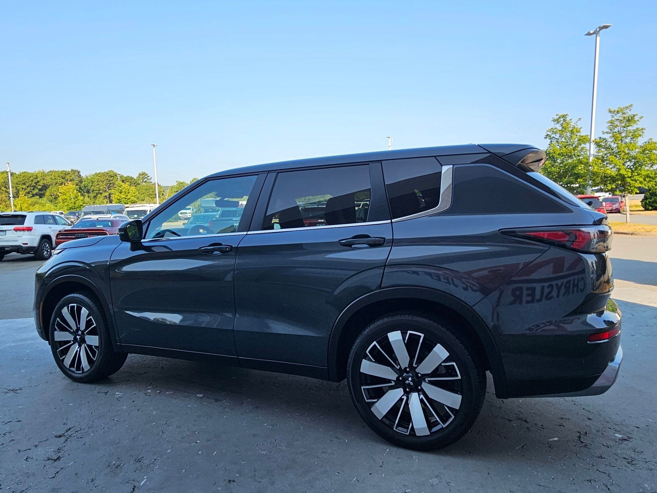 Used 2025 Mitsubishi Outlander SE AWD/4WD image 5