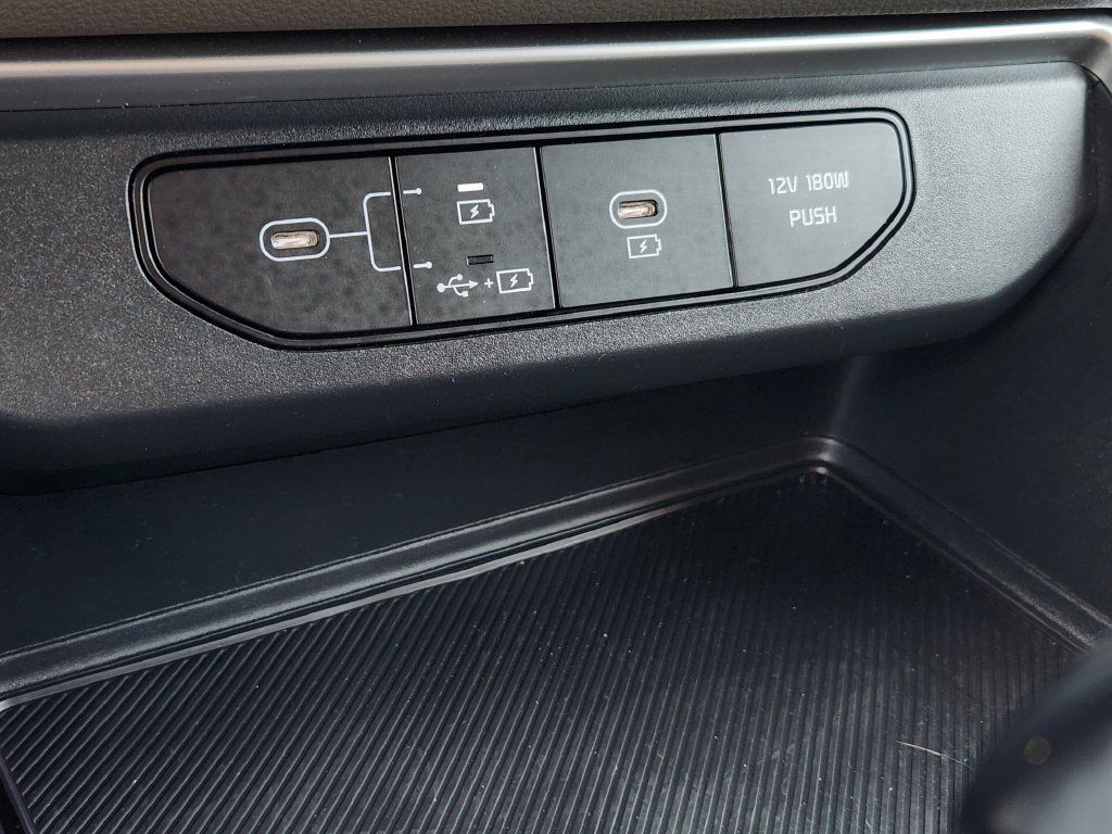 Used 2025 Kia Carnival FWD image 22
