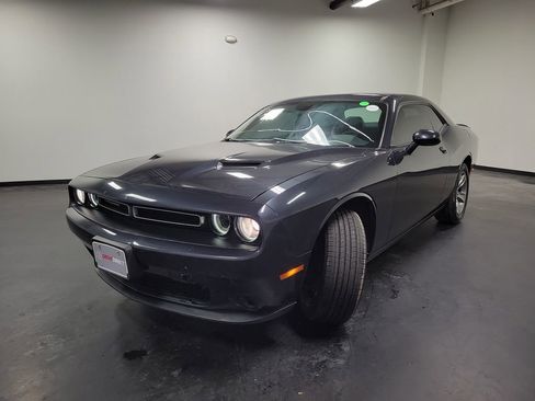 Used 2019 Dodge Challenger SXT image 5