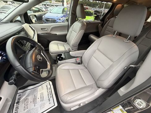Used 2018 Toyota Sienna XLE image 11