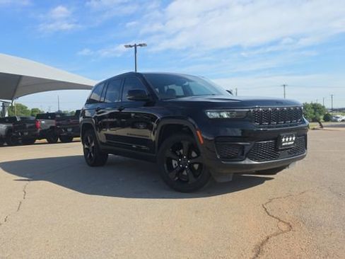 Used 2023 Jeep Grand Cherokee Altitude RWD image 9