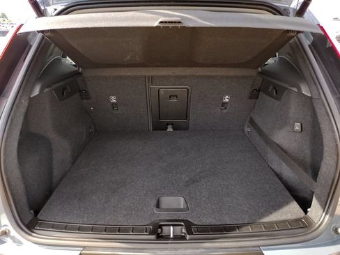 Used 2020 Volvo XC40 T4 Momentum FWD image 9